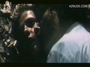 ISABELLA FERRARI in CRONACA DI UN AMORE VIOLATO (1995)