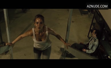 JENNIFER LAWRENCE in House At The End Of The Street
