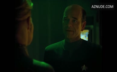 JERI RYAN in Star Trek: Voyager