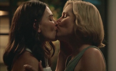 KAROLINA WYDRA,RHEA SEEHORN NUDE/SEXY SCENE IN PLURIBUS