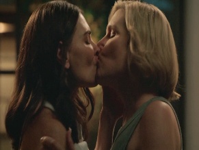 KAROLINA WYDRA,RHEA SEEHORN NUDE/SEXY SCENE IN PLURIBUS