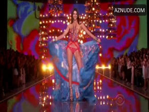 KENDALL JENNER NUDE/SEXY SCENE IN THE VICTORIA'S SECRET FASHION SHOW 2015
