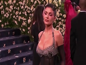 KYLIE JENNER in E! LIVE FROM THE RED CARPET (1996-)