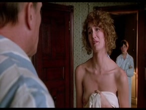 LAURA DERN in RAMBLING ROSE(1990)