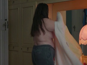 LENA DUNHAM in TOO MUCH (2025)