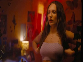 MADDIE ZIEGLER NUDE/SEXY SCENE IN FITTING IN