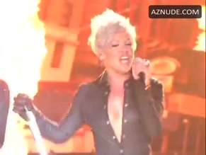 PINK NUDE/SEXY SCENE IN MTV VIDEO MUSIC AWARDS