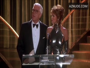 RAQUEL WELCH in NAKED GUN 33 1/3: THE FINAL INSULT (1994)