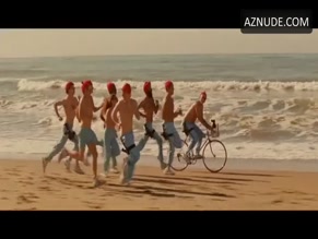 ROBYN COHEN NUDE/SEXY SCENE IN THE LIFE AQUATIC WITH STEVE ZISSOU