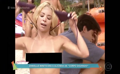 DANIELLE WINITS in Corpo Dourado